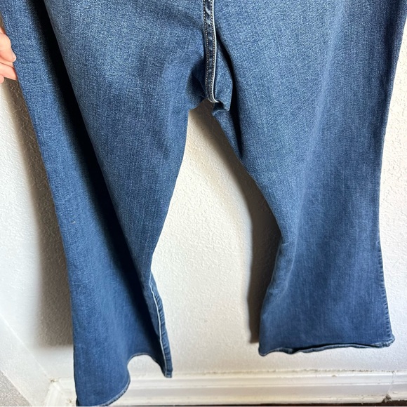 Abercrombie NWT Curve Love Ultra High Rise Stretch Flare Jean - Picture 8 of 11
